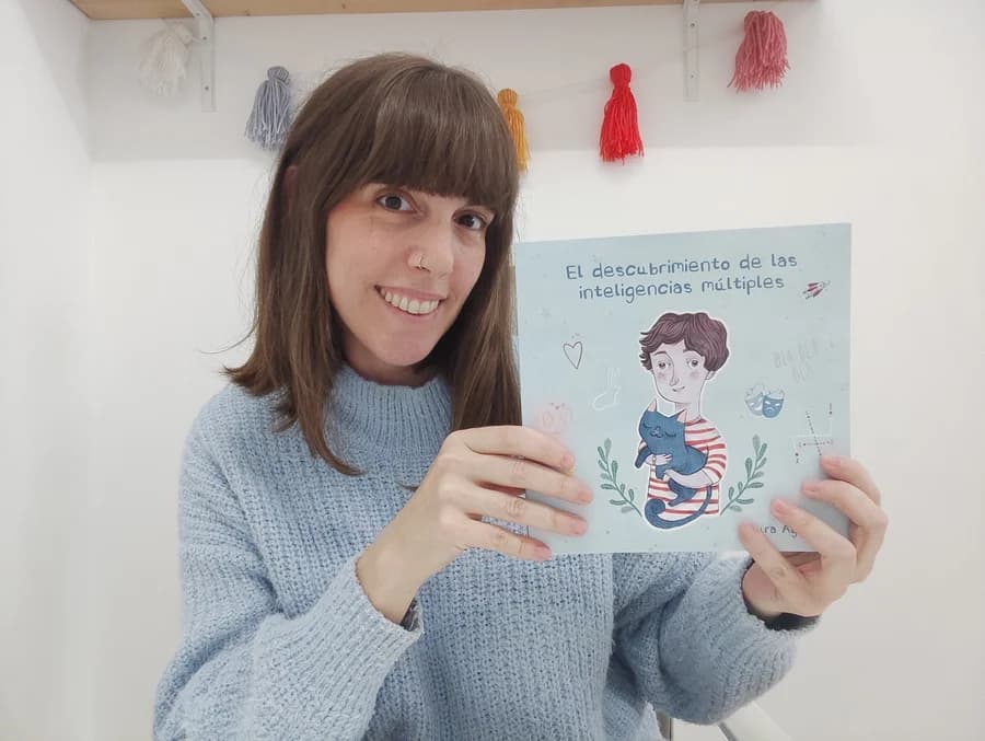 Laura Aguilera mostrando el cuento sobre inteligencias múltiples