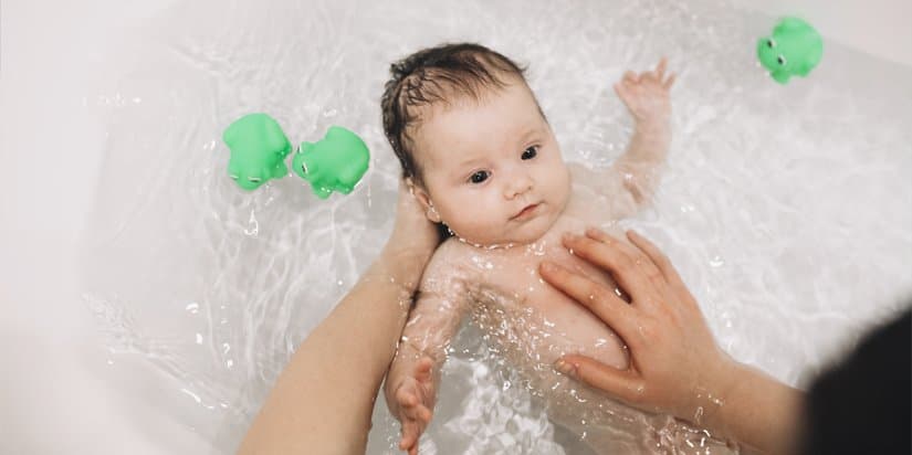 Imagen destacada para ¡Al agua patos! Guía práctica para el baño del bebé 🦆